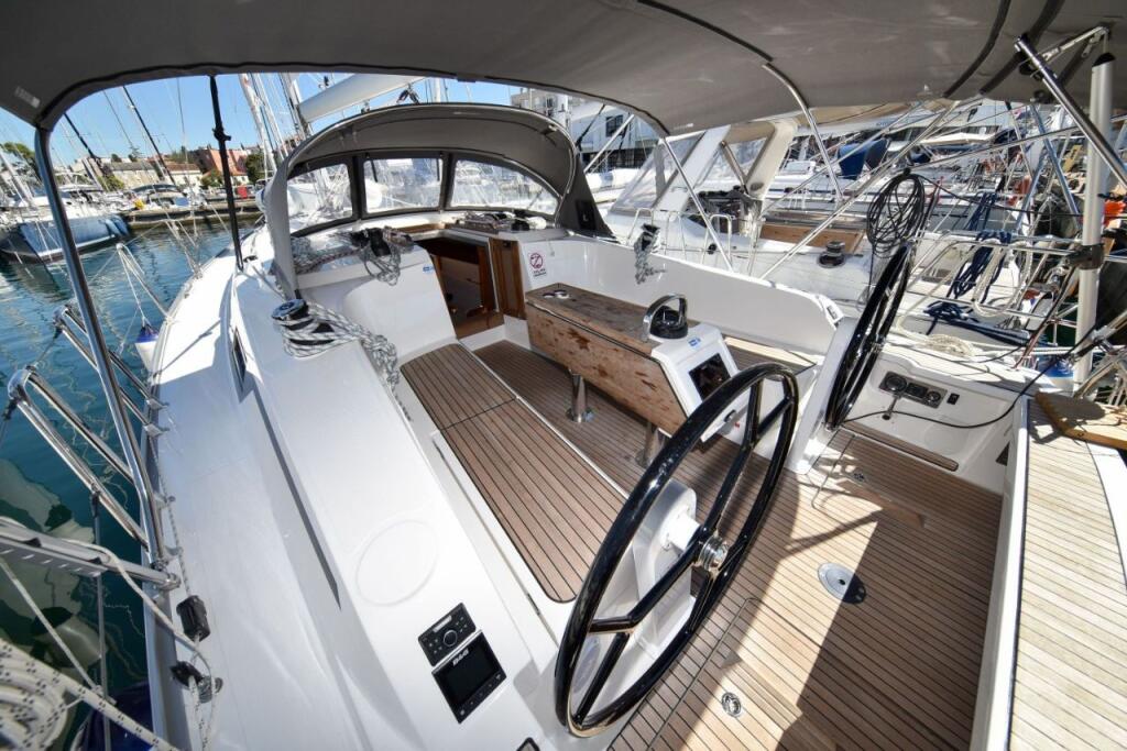 Sailing yacht 