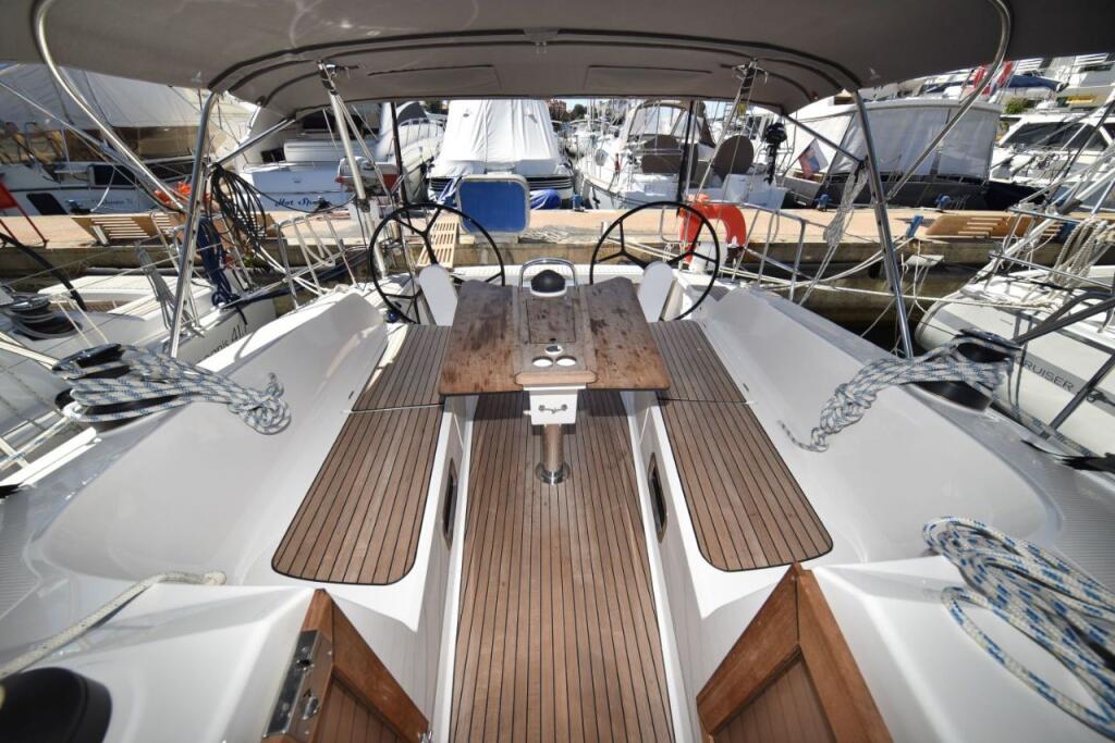 Sailing yacht 