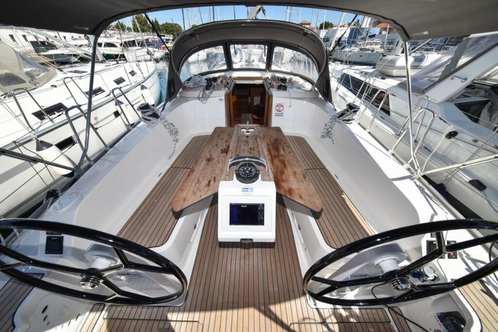 Sailing yacht 
