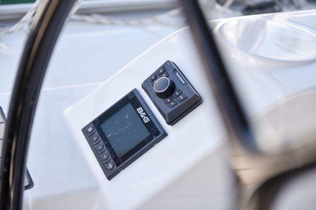 Sailing yacht 