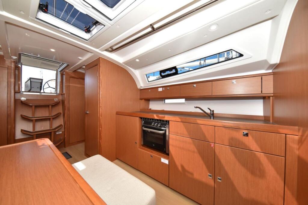 Sailing yacht 