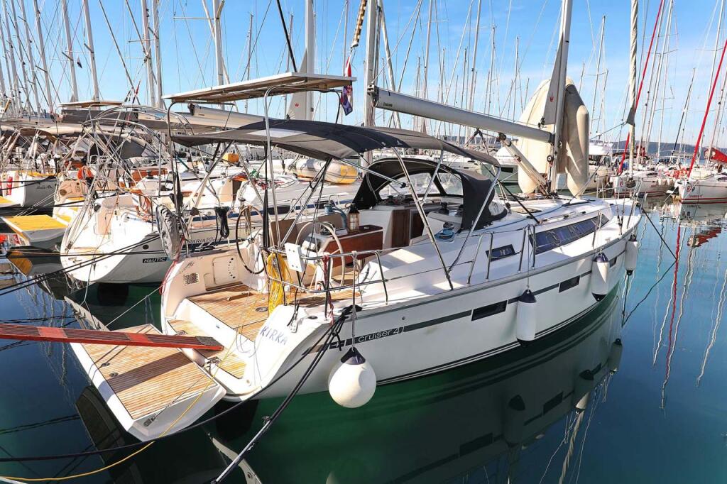 Sailing yacht 
