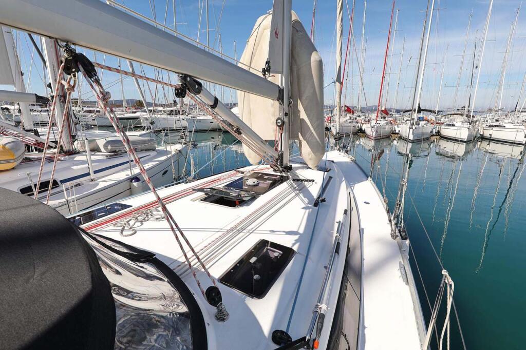 Sailing yacht 