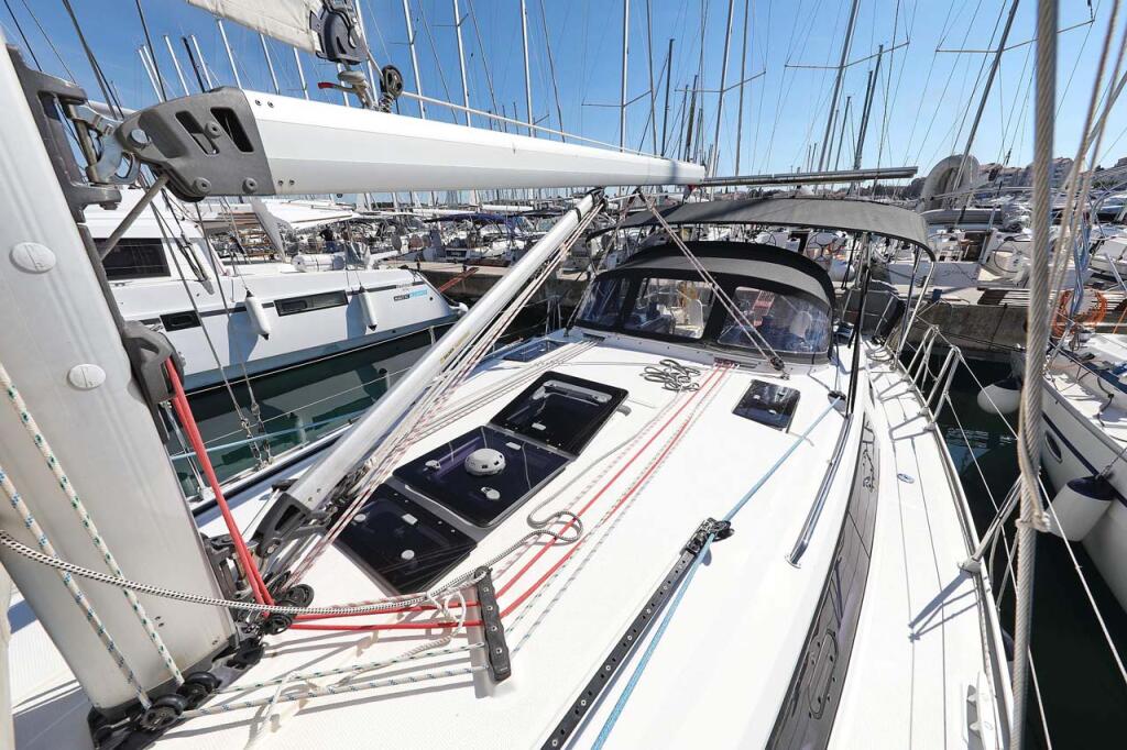 Sailing yacht 