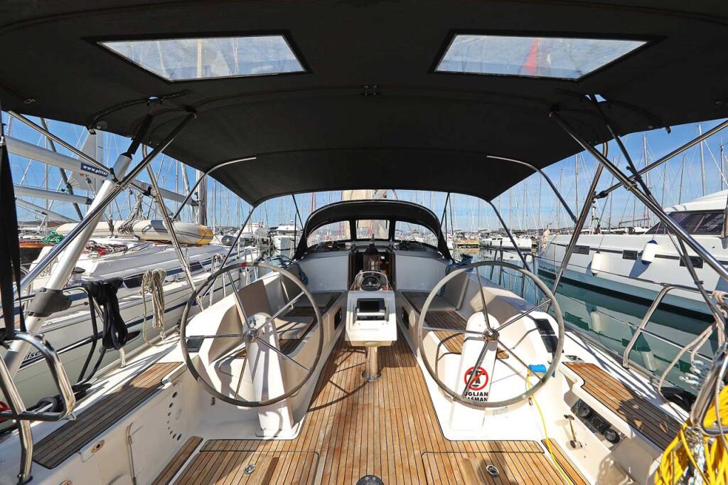 Sailing yacht 