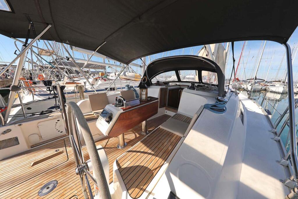 Sailing yacht 