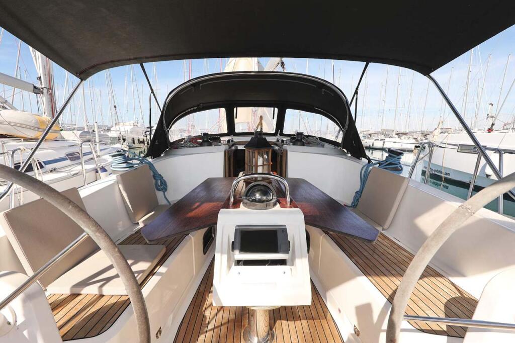Sailing yacht 