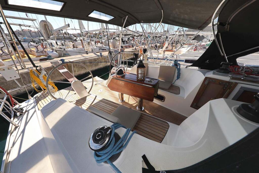 Sailing yacht 