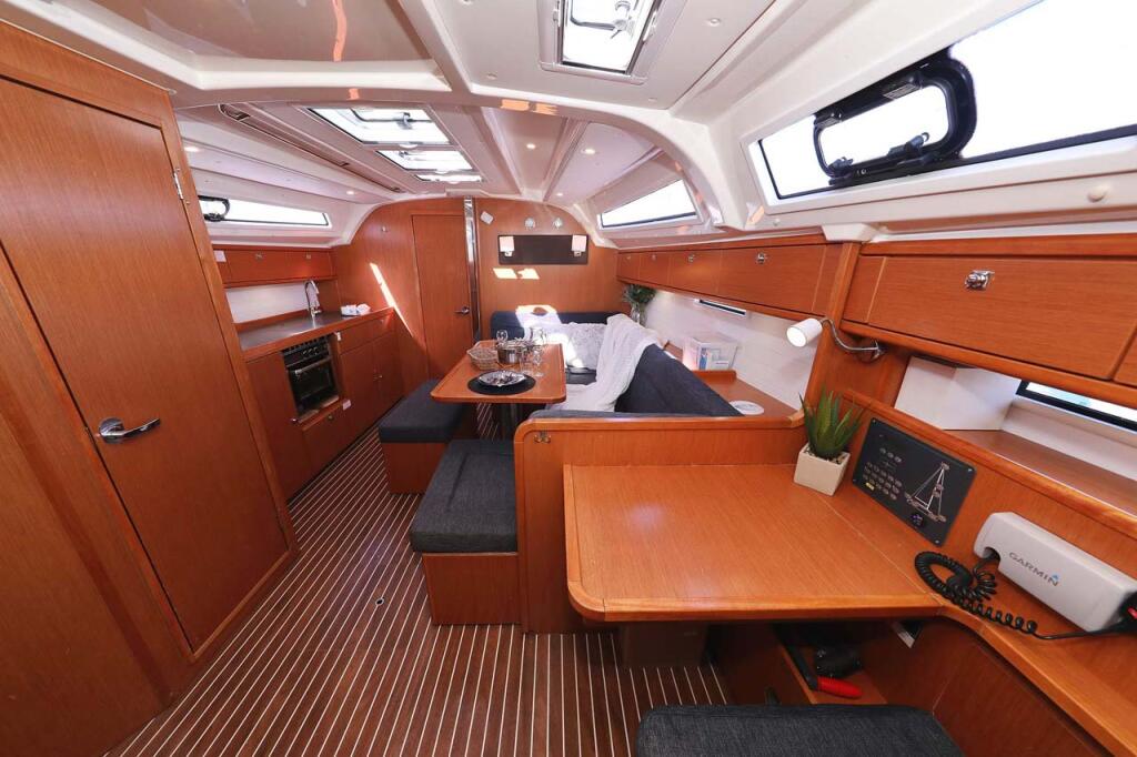 Sailing yacht 