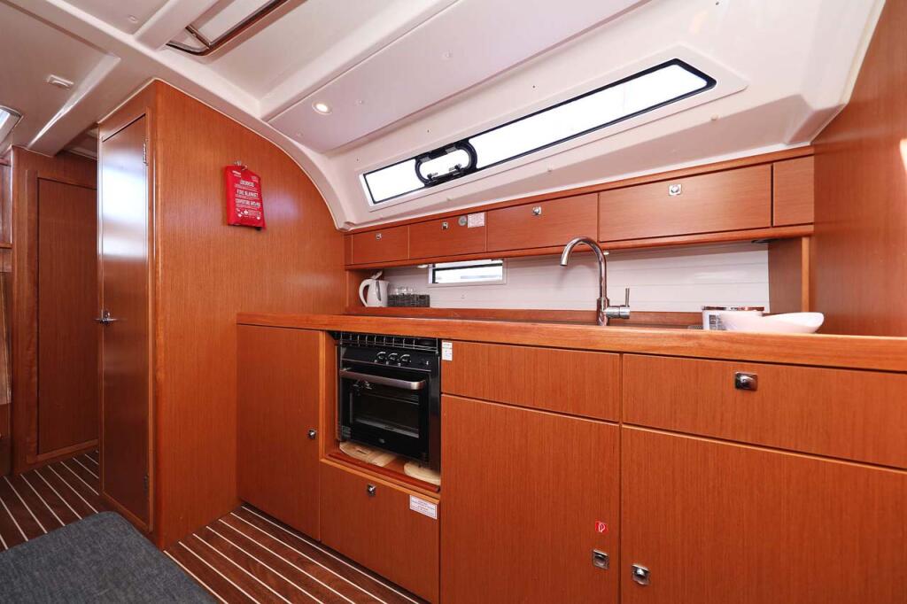 Sailing yacht 