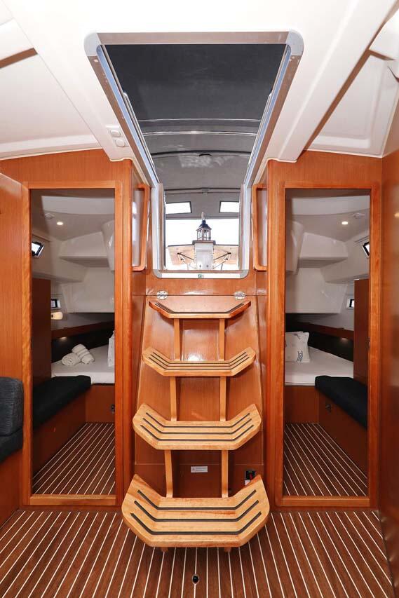 Sailing yacht 