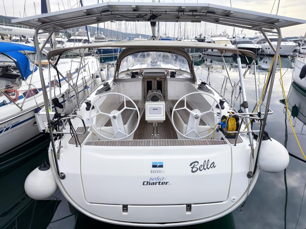 Sailing yacht 