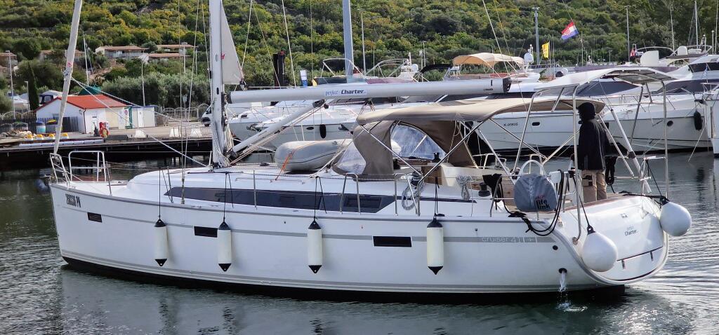 Sailing yacht 