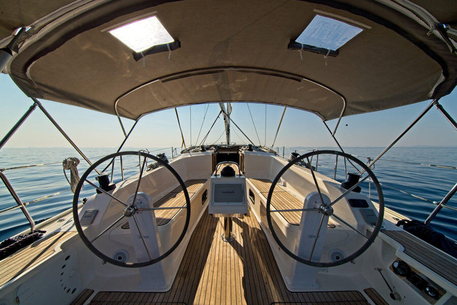 Sailing yacht 