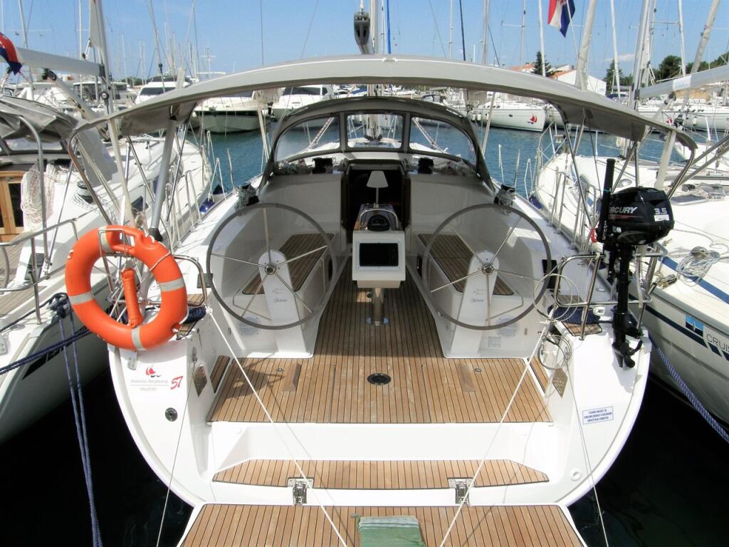 Sailing yacht 