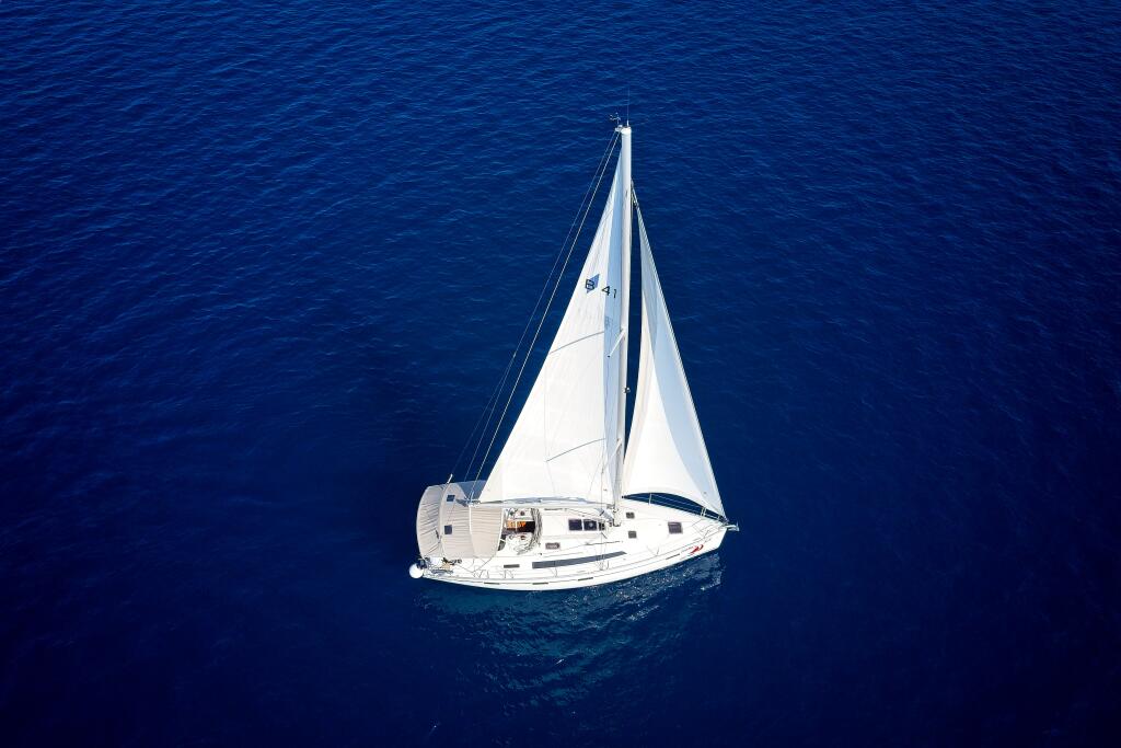 Sailing yacht 
