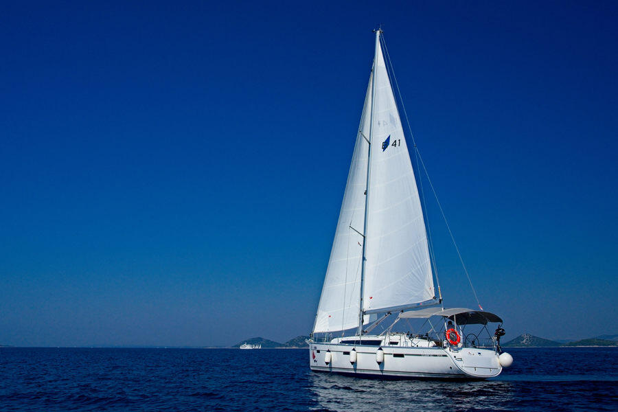 Sailing yacht 