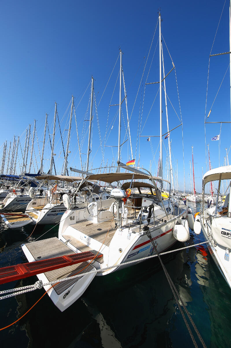 Sailing yacht 