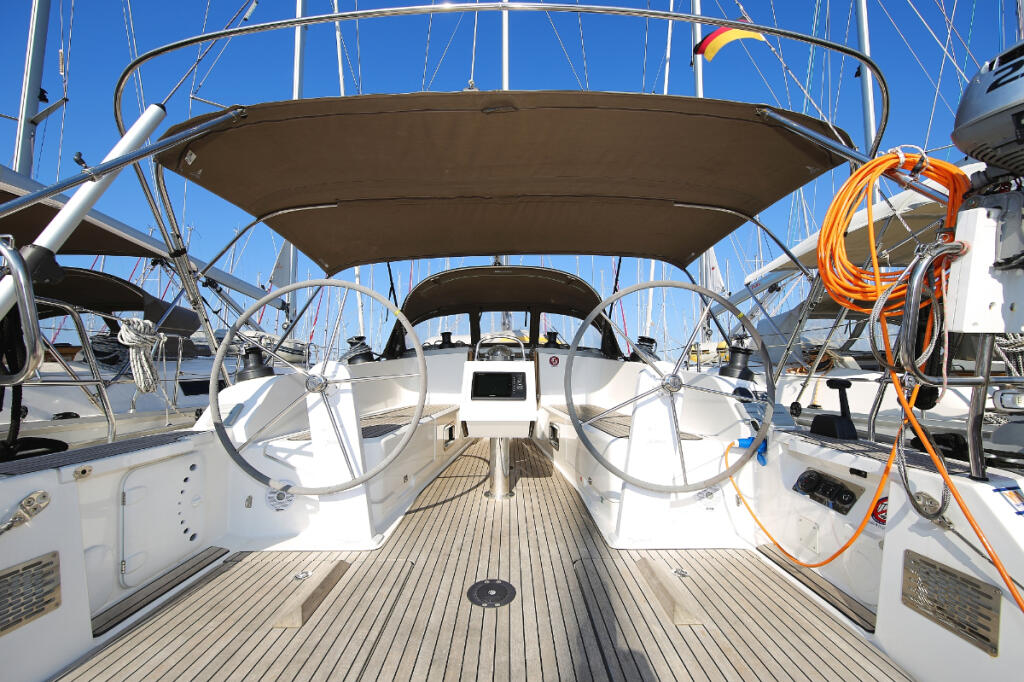 Sailing yacht 