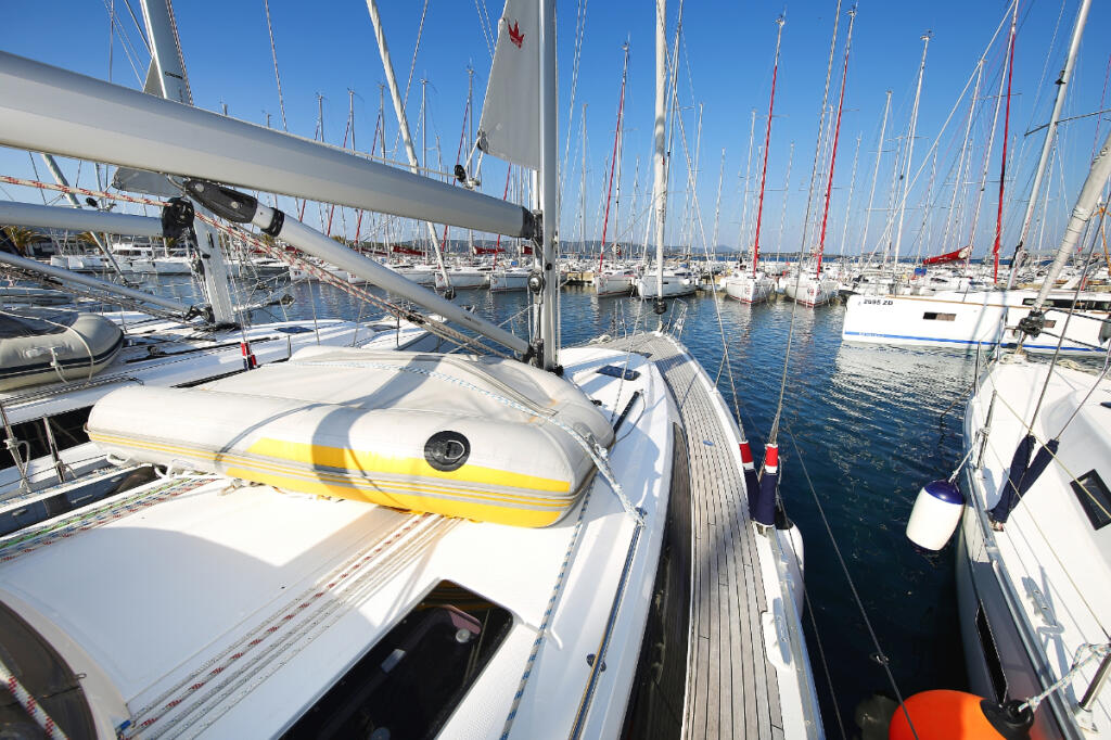 Sailing yacht 
