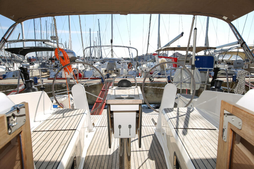 Sailing yacht 