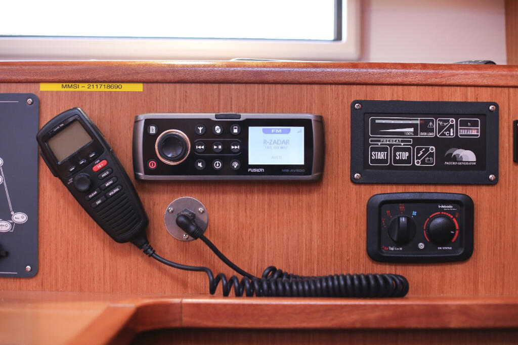 Sailing yacht 