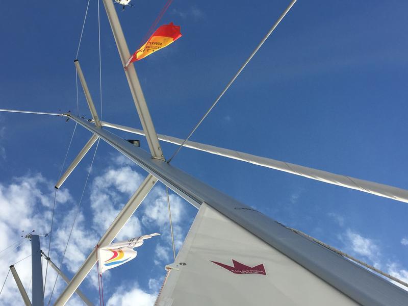 Sailing yacht 