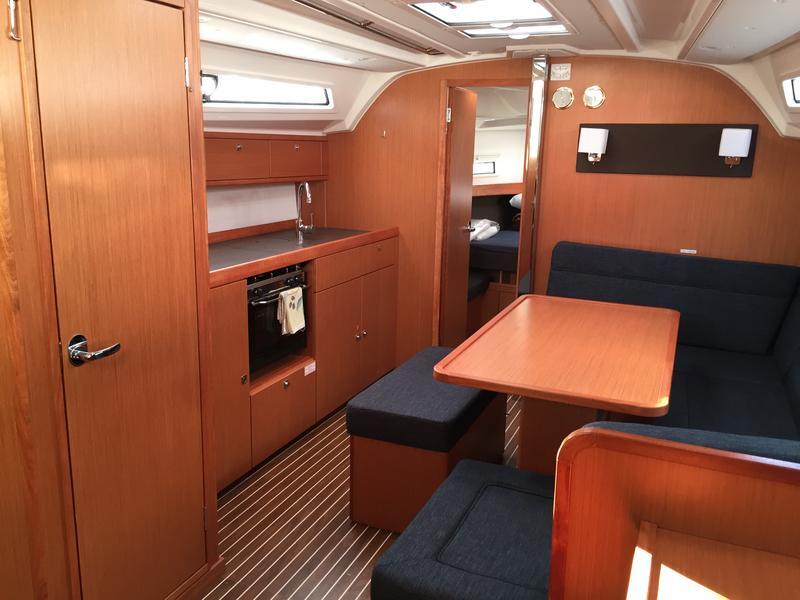 Sailing yacht 
