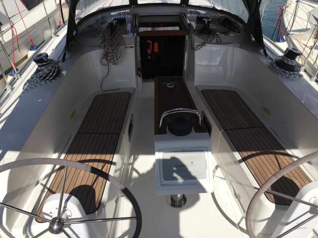 Sailing yacht 