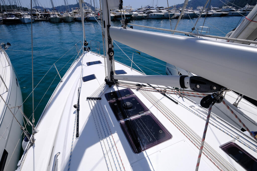Sailing yacht 