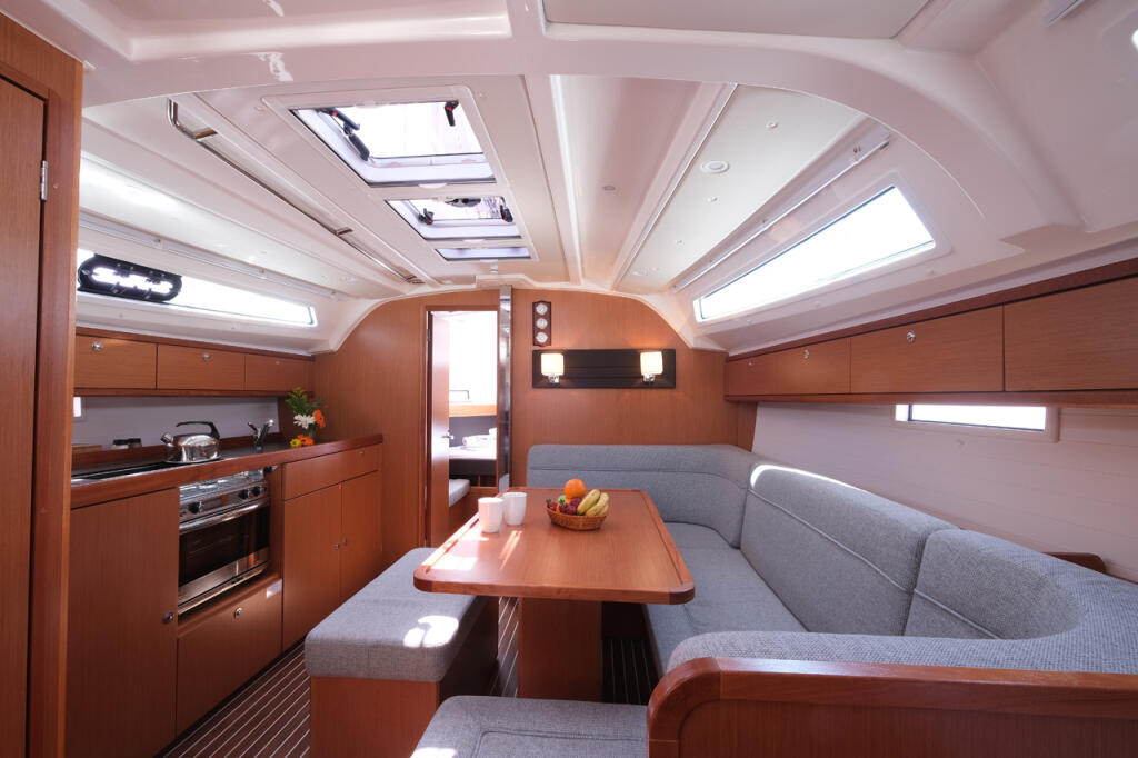 Sailing yacht 