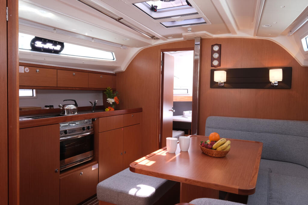 Sailing yacht 