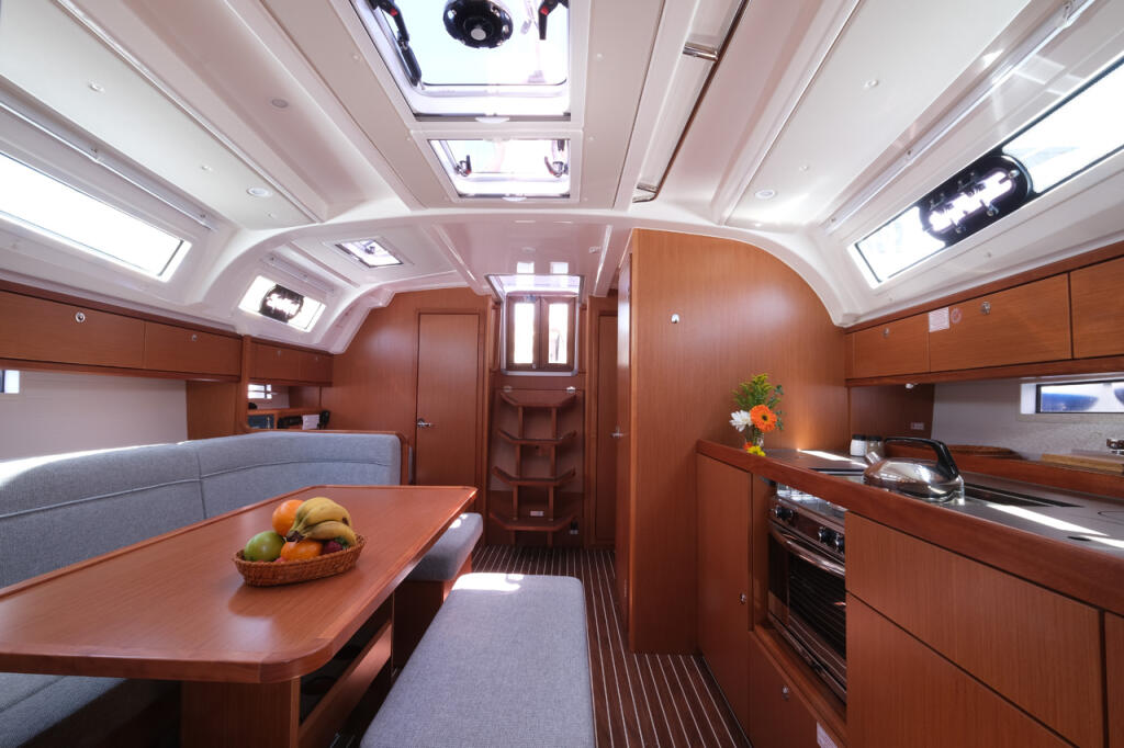 Sailing yacht 