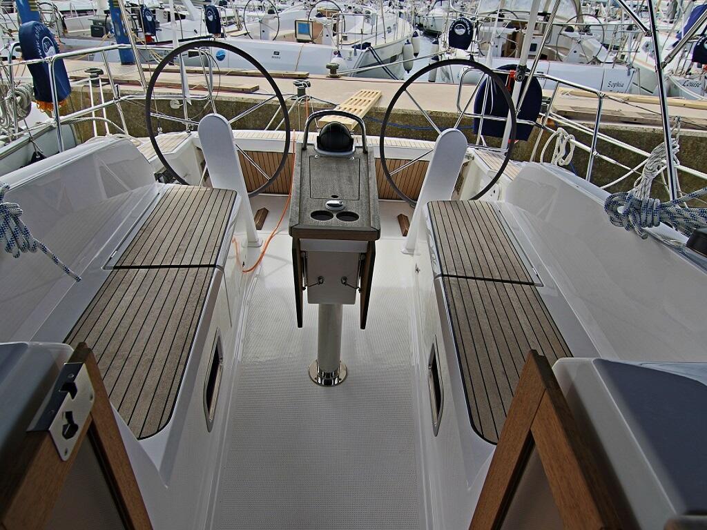 Sailing yacht 