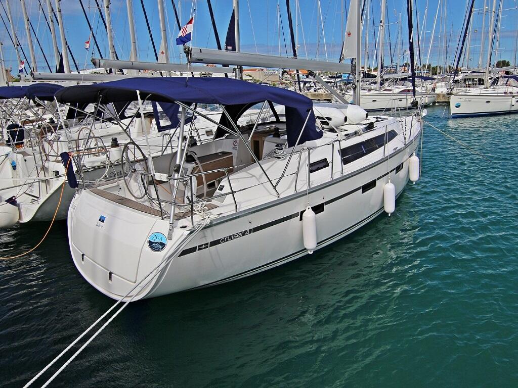 Sailing yacht 
