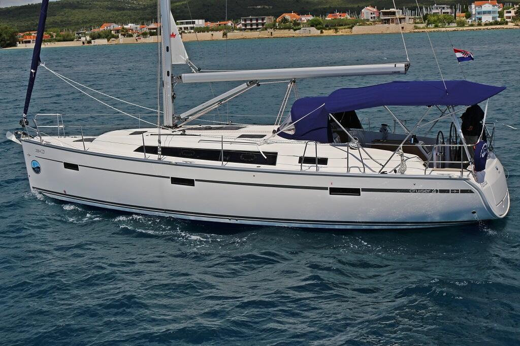 Sailing yacht 