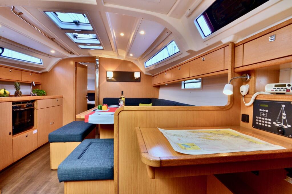 Sailing yacht 