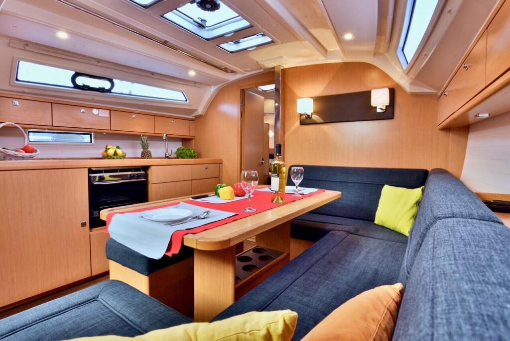 Sailing yacht 