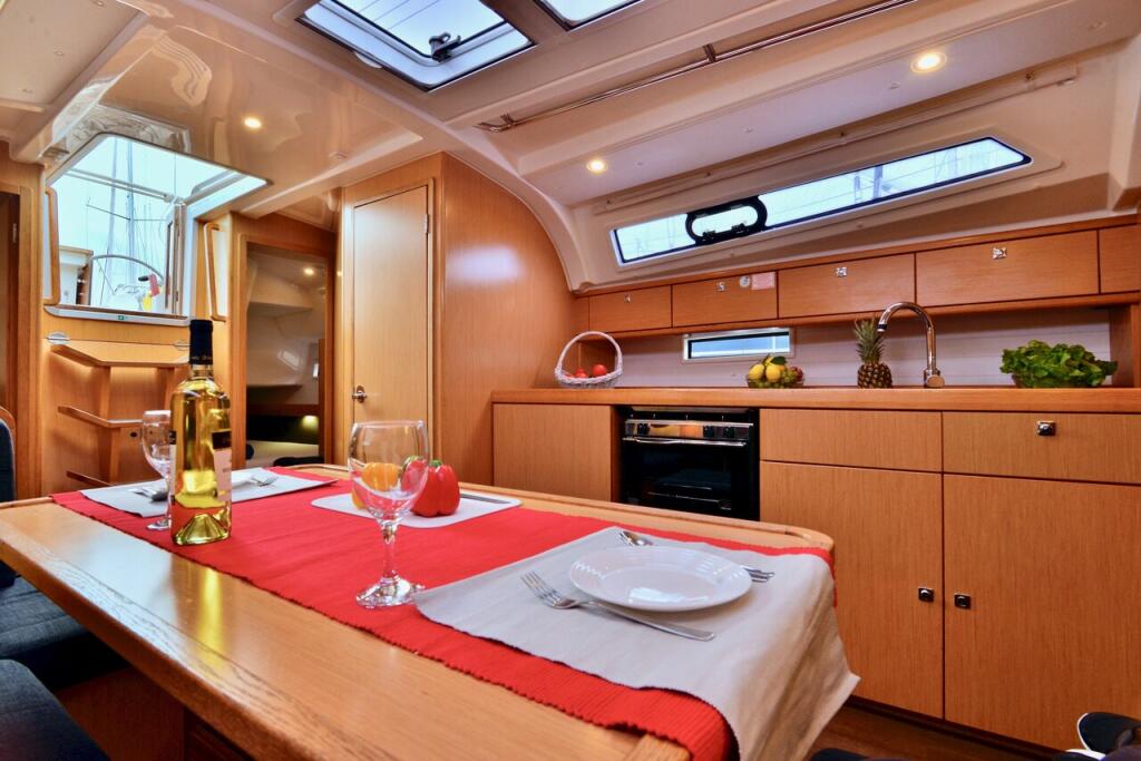 Sailing yacht 