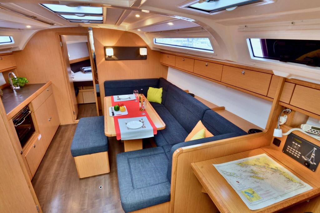 Sailing yacht 