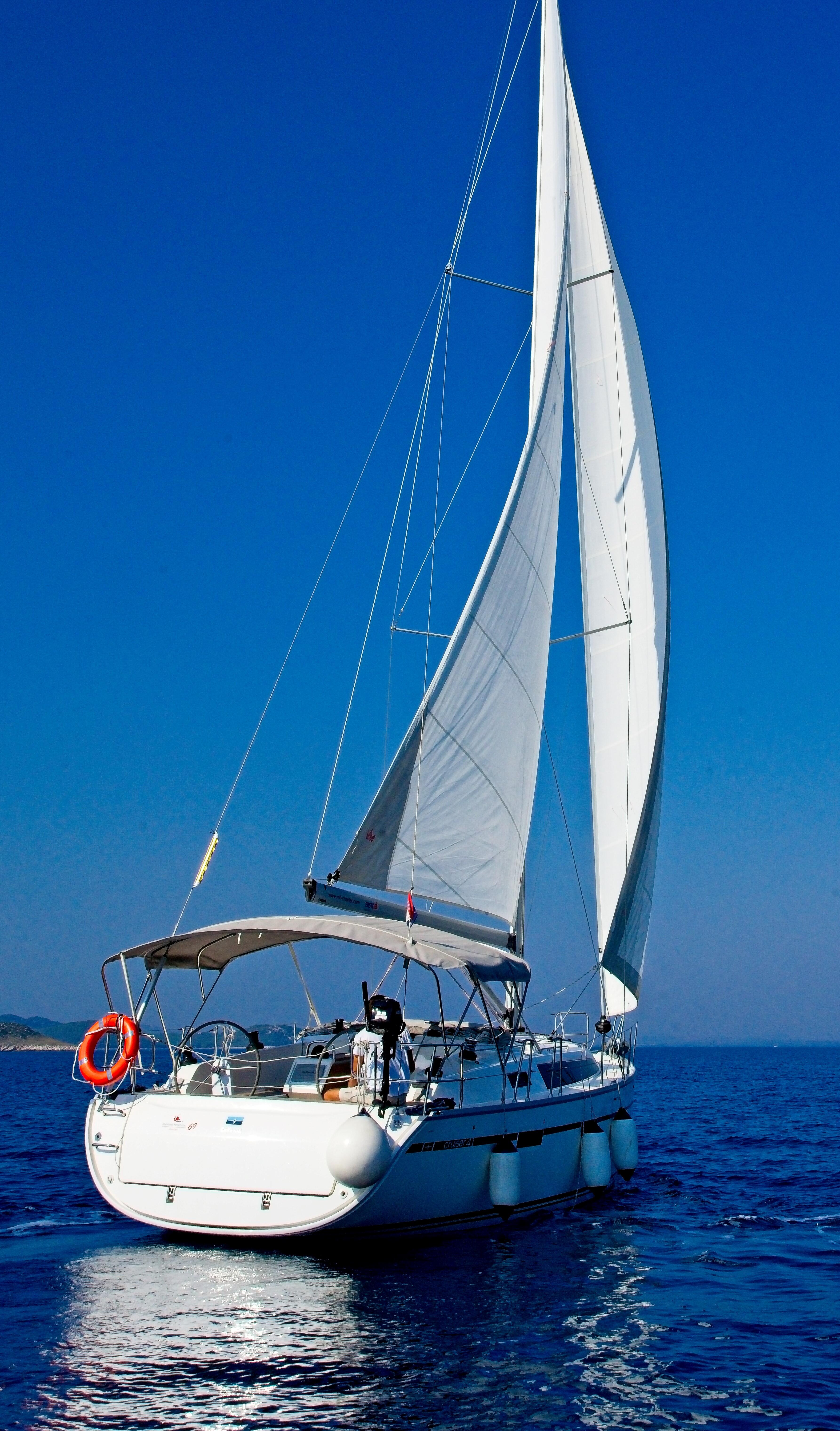 Sailing yacht 