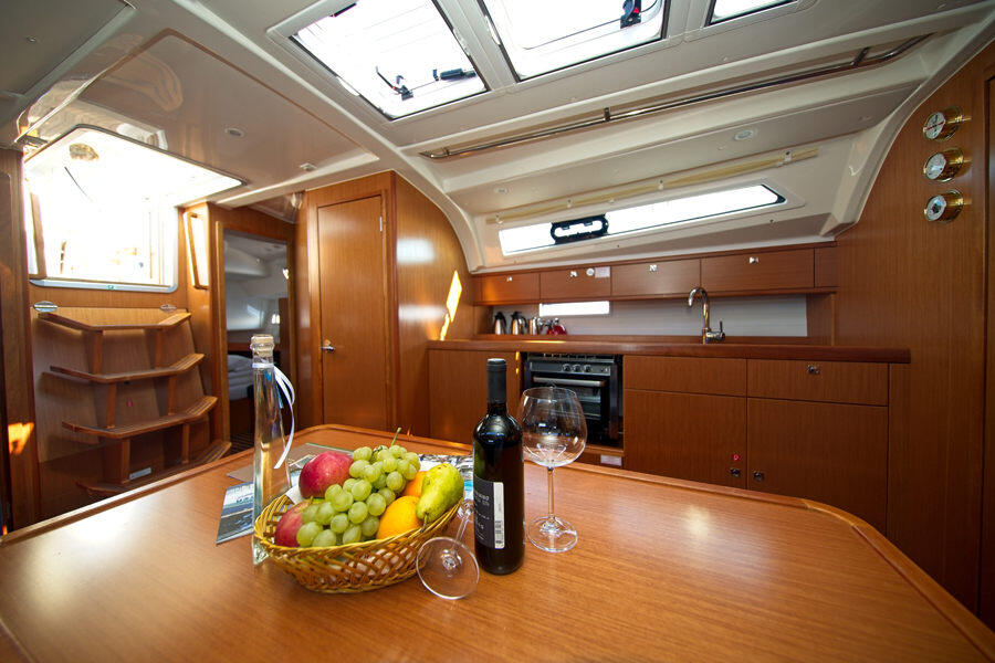Sailing yacht 