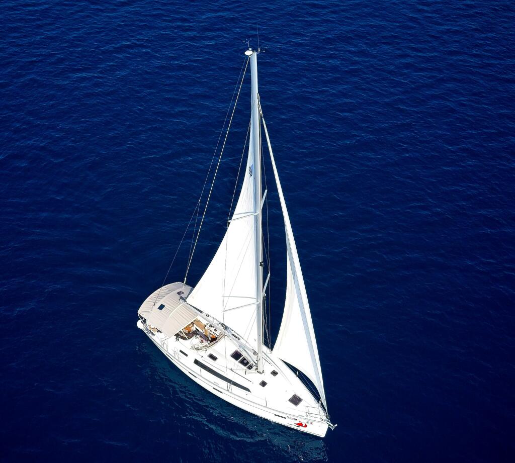 Sailing yacht 
