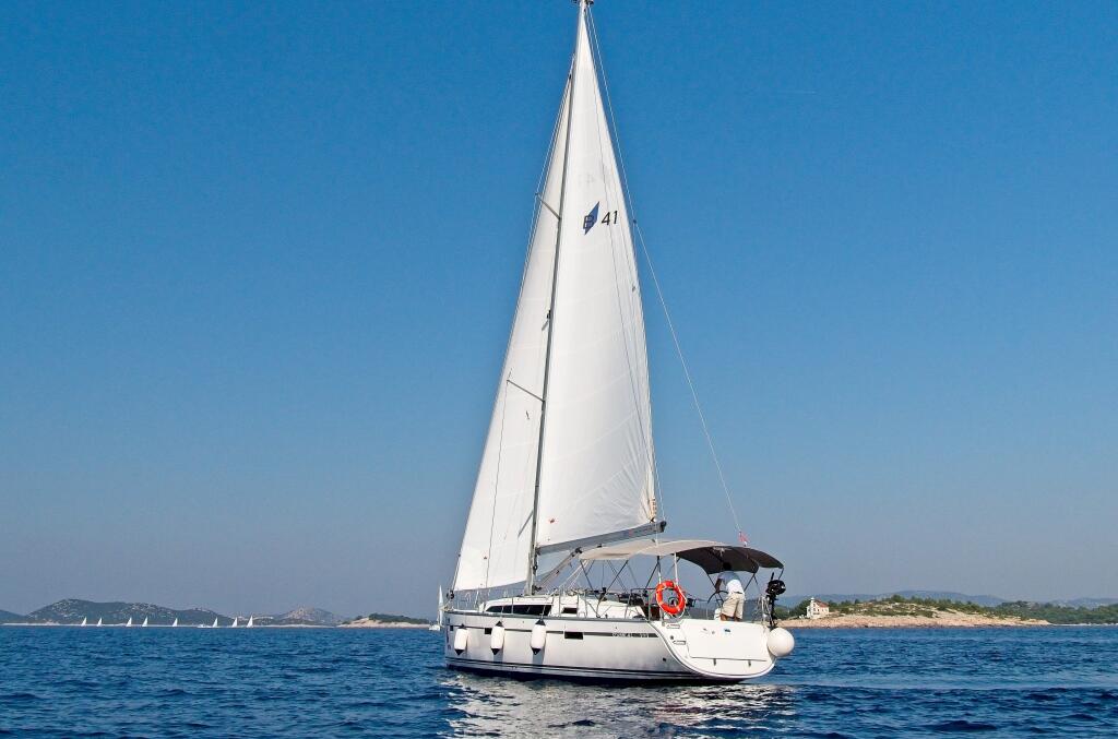 Sailing yacht 