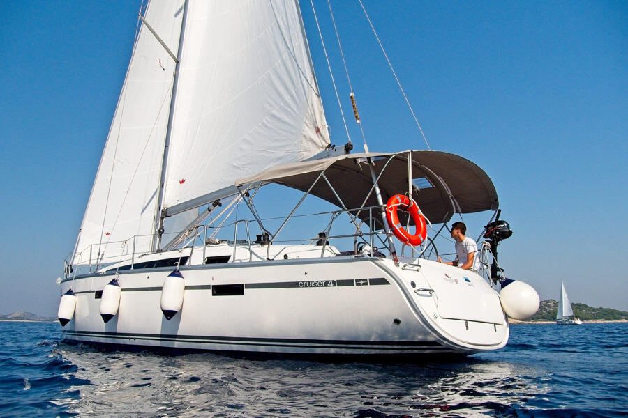 Sailing yacht 