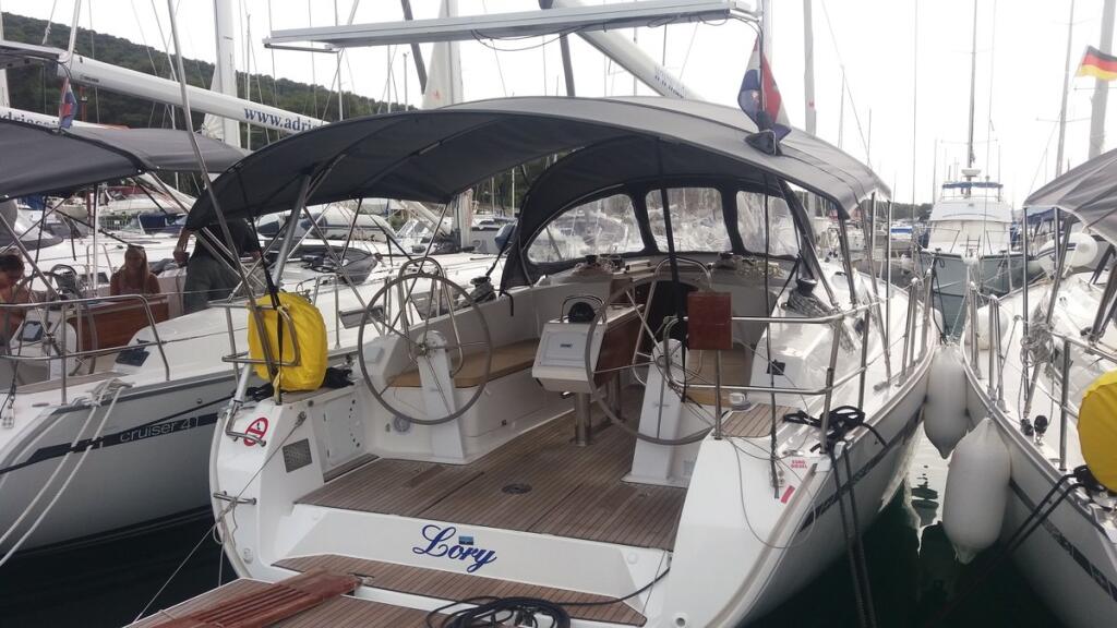 Sailing yacht 