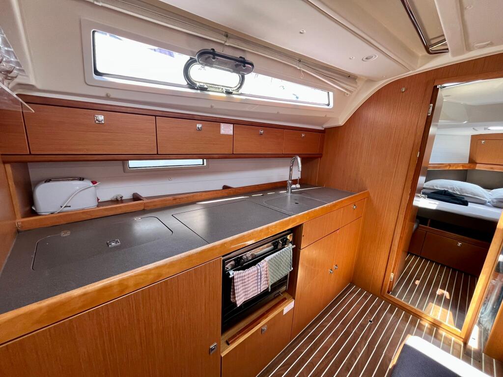 Sailing yacht 