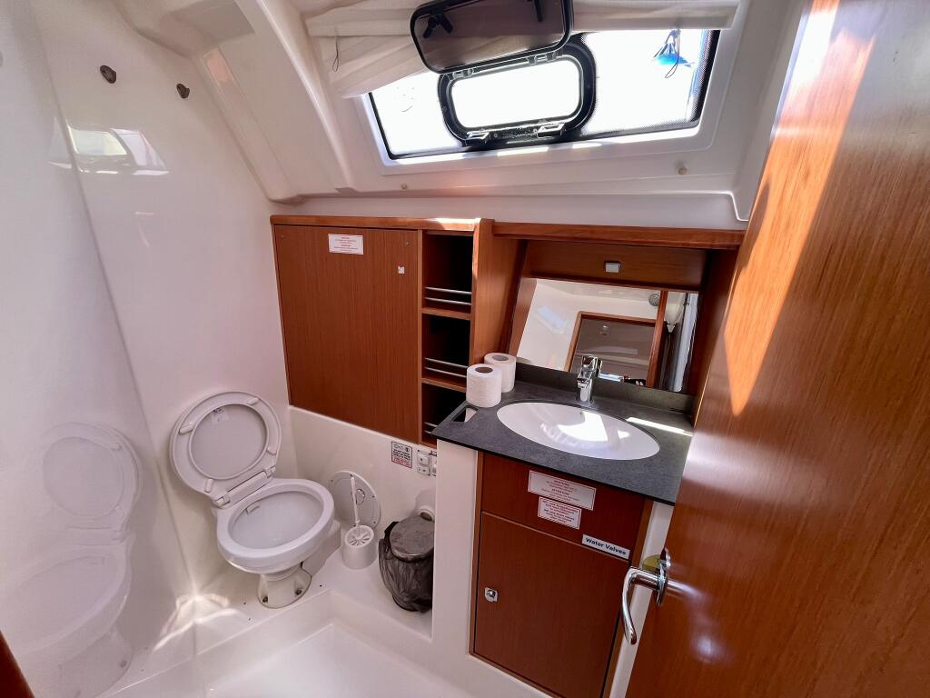 Sailing yacht 