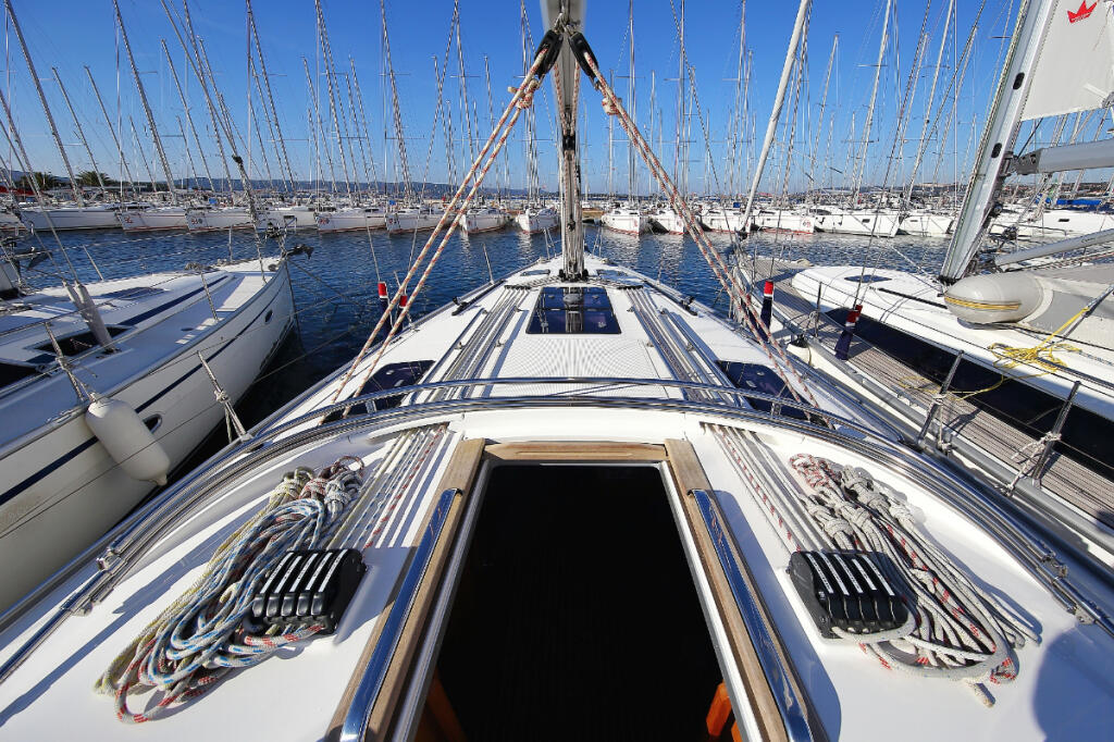 Sailing yacht 