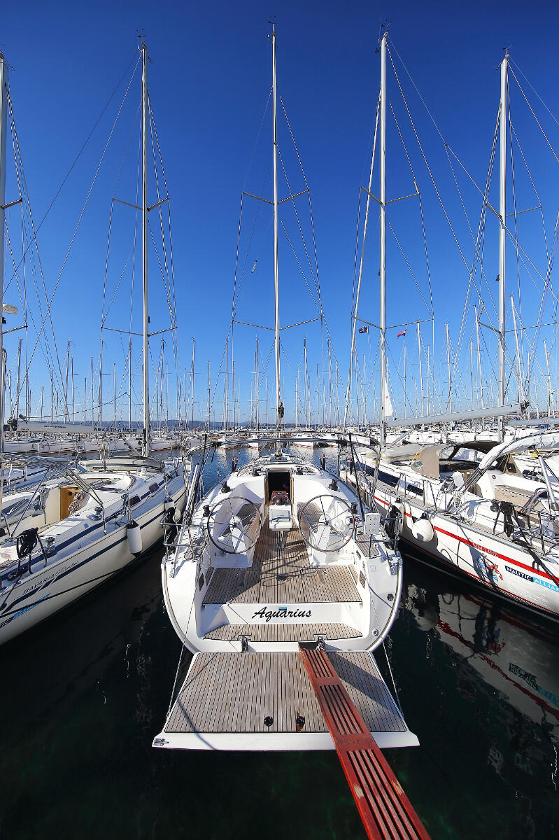 Sailing yacht 